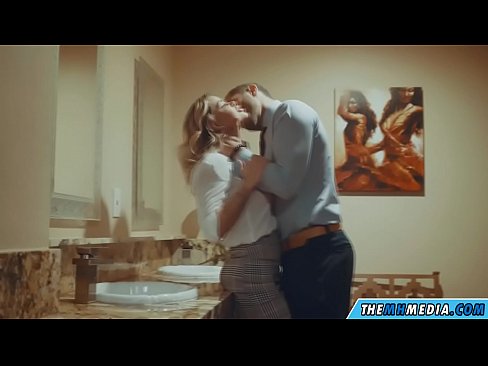 ❤️ وقتی یک بلوند بی تنه شما را در یک دستشویی عمومی اغوا می کند ❤❌ فیلم پورنو در پورنو fa.filmepornonline.ru ❌️